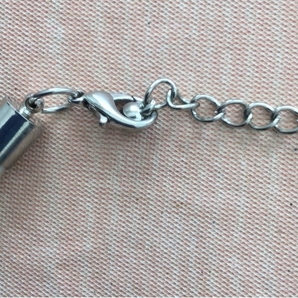 Woman’s unique 3 dimensional Enamel Flower Necklace with sliver tone metal - Picture 8 of 9